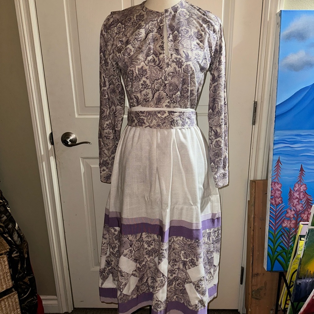 Vintage 1970’s Elegant Purple Floral Women's skirt - Picture 3 of 15